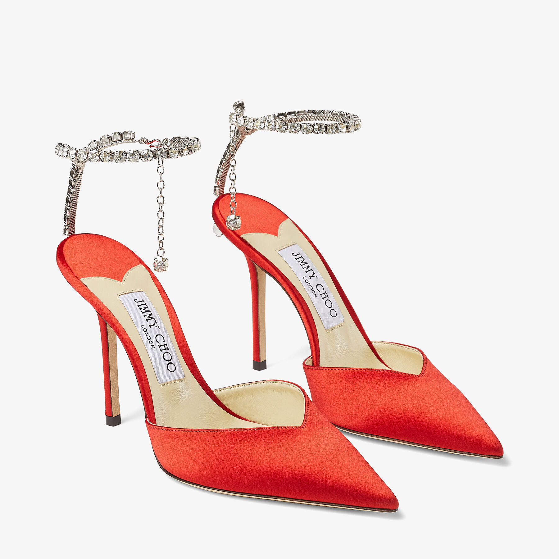 Zapatos de salón de satén de color rojo con adornos de cristal | SAEDA 100  | Colección primavera 2022 | JIMMY CHOO