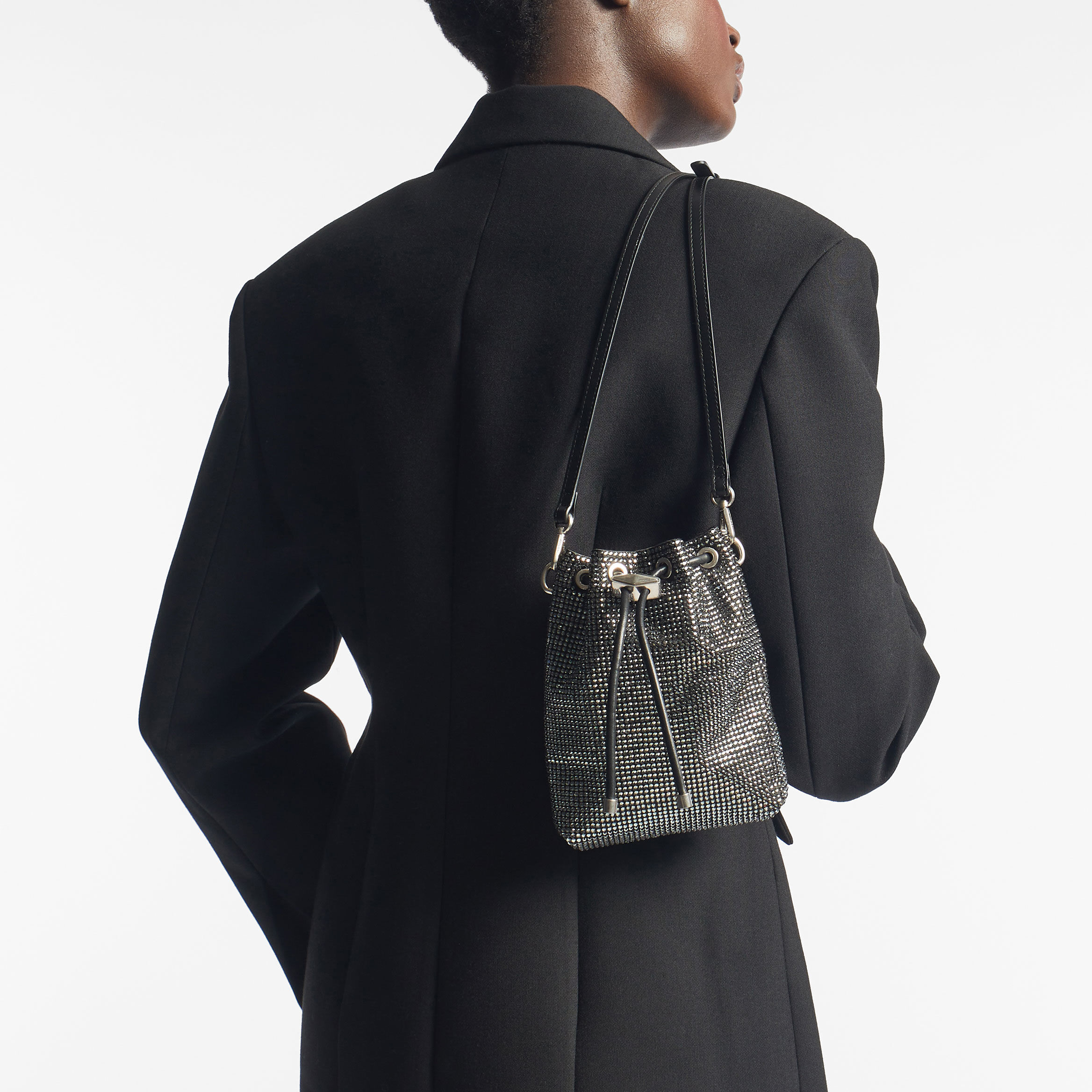 Cinch Mini | Bucket-Bag aus Satin mit Kristallen in Schwarz | JIMMY CHOO