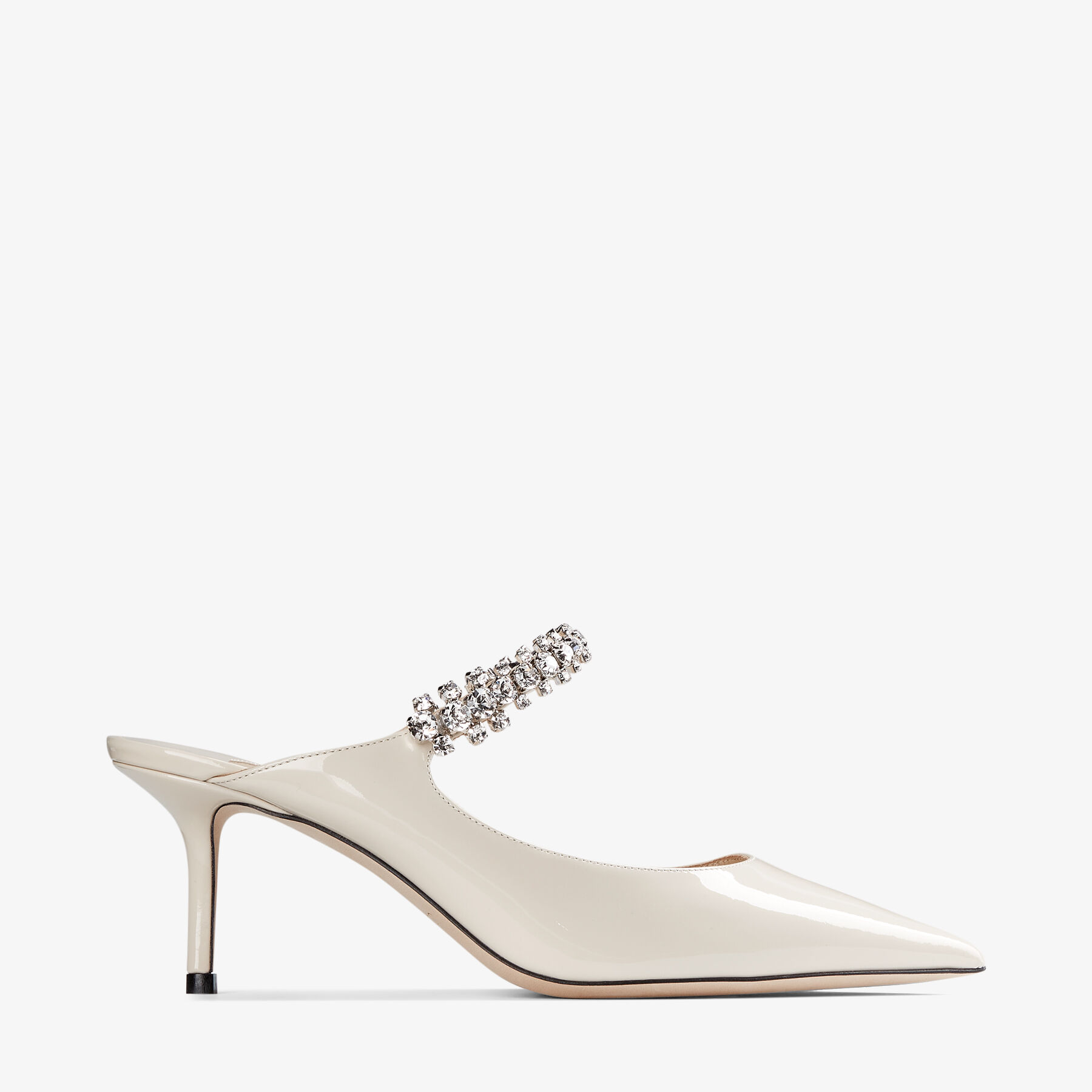 Spitze Pumps aus leinenfarbenem Lackleder mit mit Kristallriemen