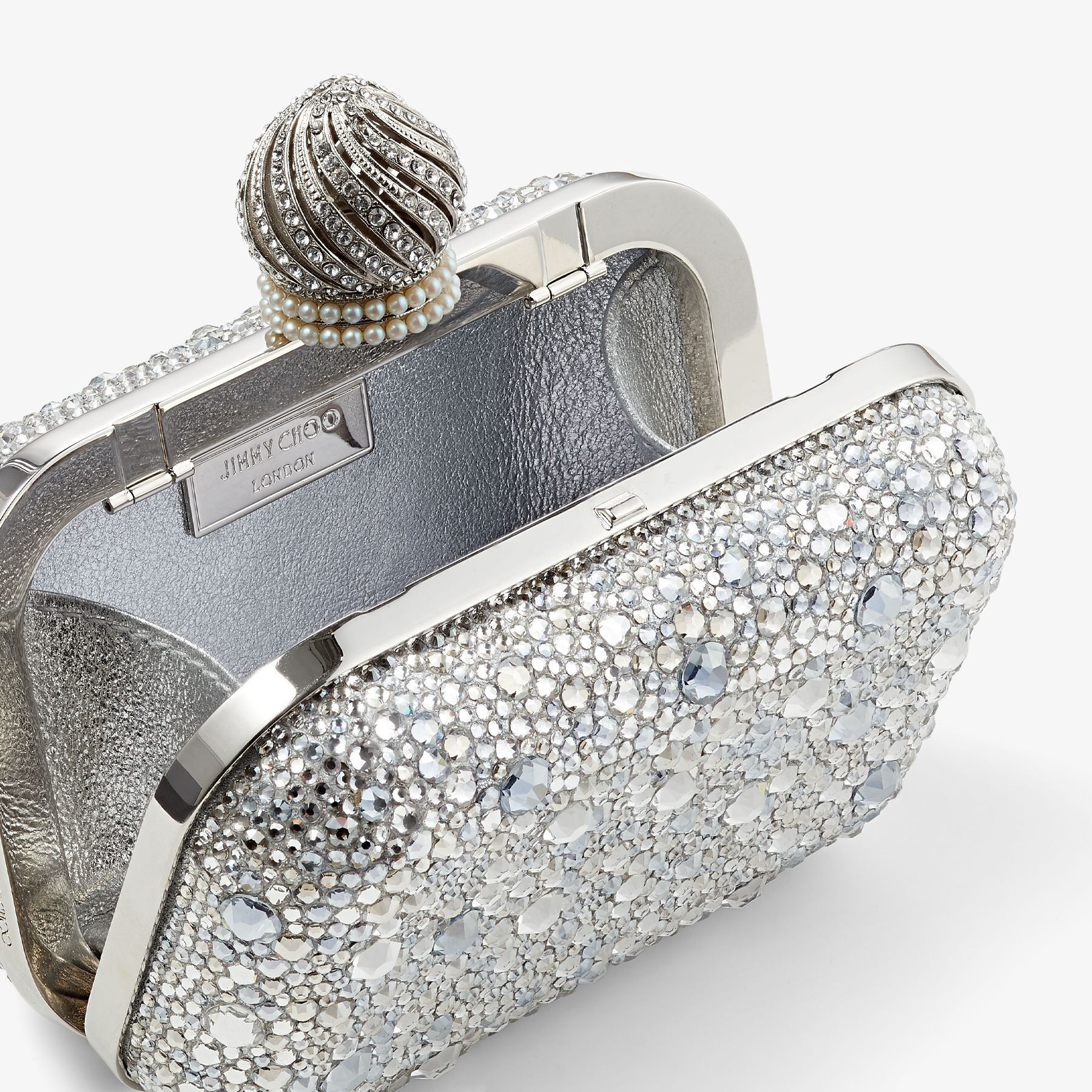 Minitasche aus kristallverziertem Wildleder mit kuppelförmiger  